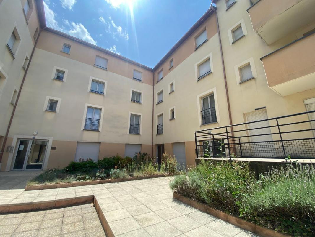 Locaux commerciaux 156 m² en plein centre de Pélussin !