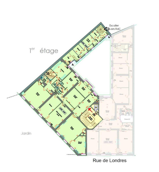 A louer bureaux rénovs dans un très bel immeuble d’angle haussmannien