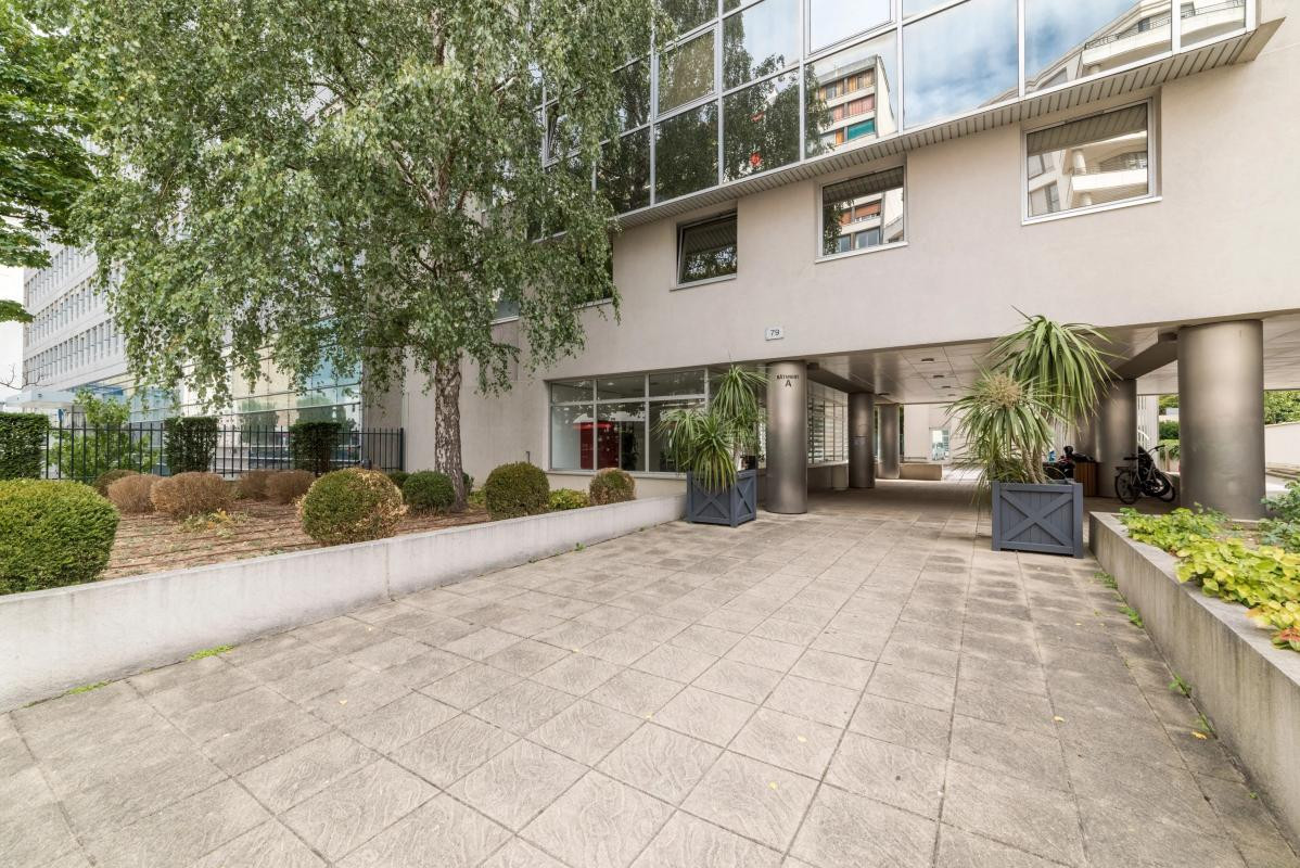 Locaux à louer de 220m² divisibles par bureau. Accès PMR - ERP 5 -Spécialisés pour des professions médicales. Location au bureau. Immeuble récent de bureaux, plateau entièrement cloisonné jusqu'à 11 bureaux avec leur point d'eau privatif