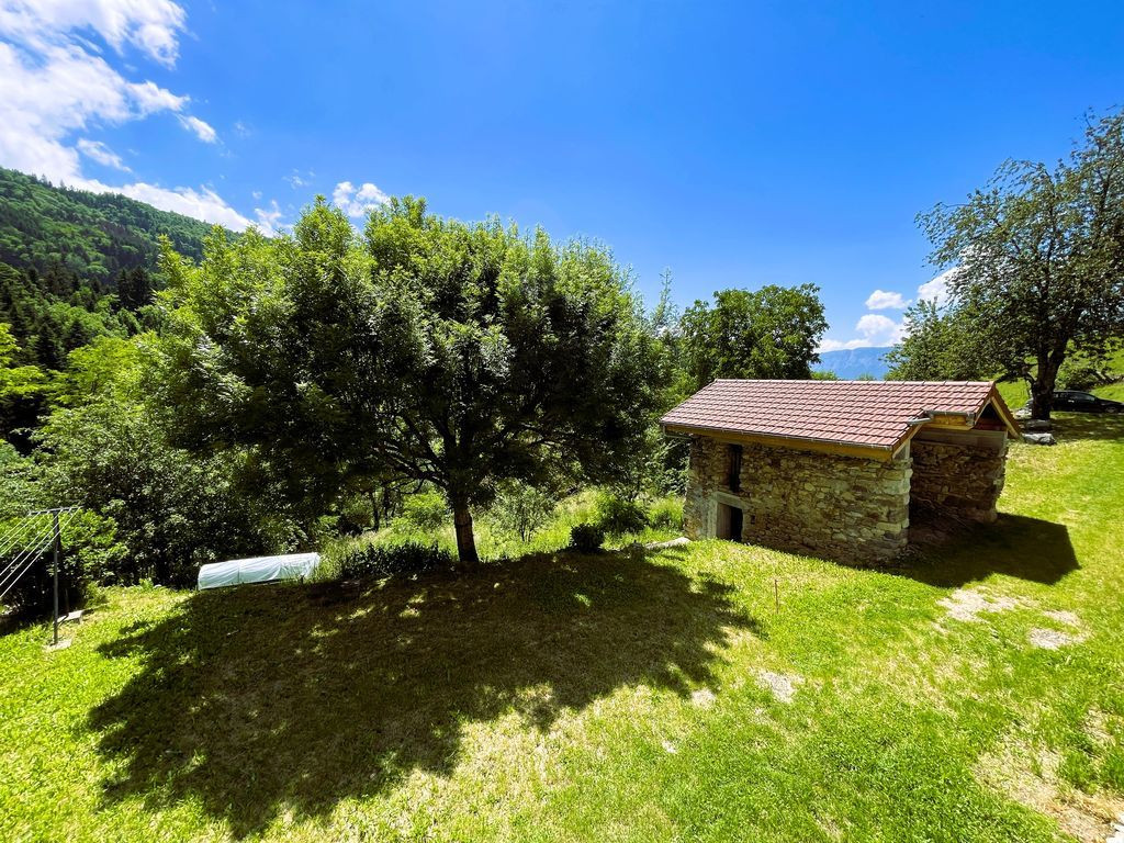 Propriété composée de 4 appartements + Terrain + Garage