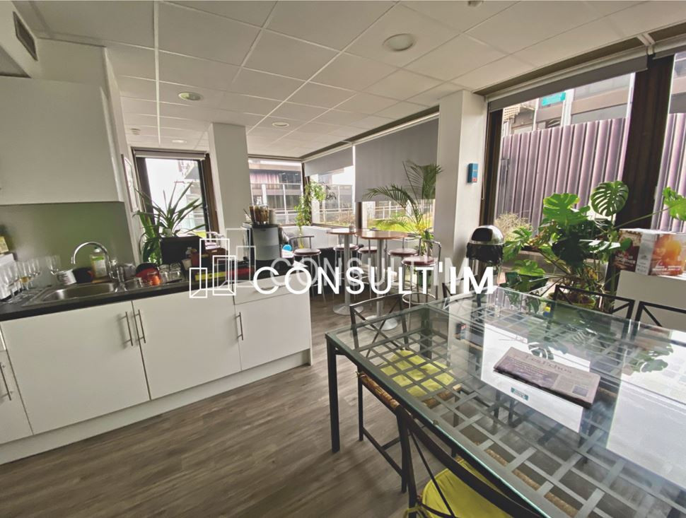 Dans un complexe immobilier de bureaux au pied de l'A13 et du Pont de St Cloud