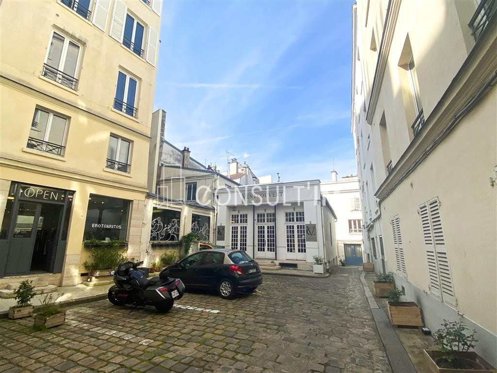 Bureaux très lumineux en parfait état en duplex sur charmante cour pavée