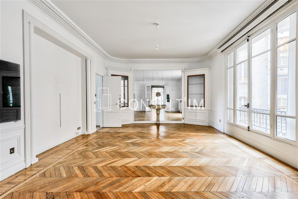 À louer un local de standing avec parquet, moulures, cheminées