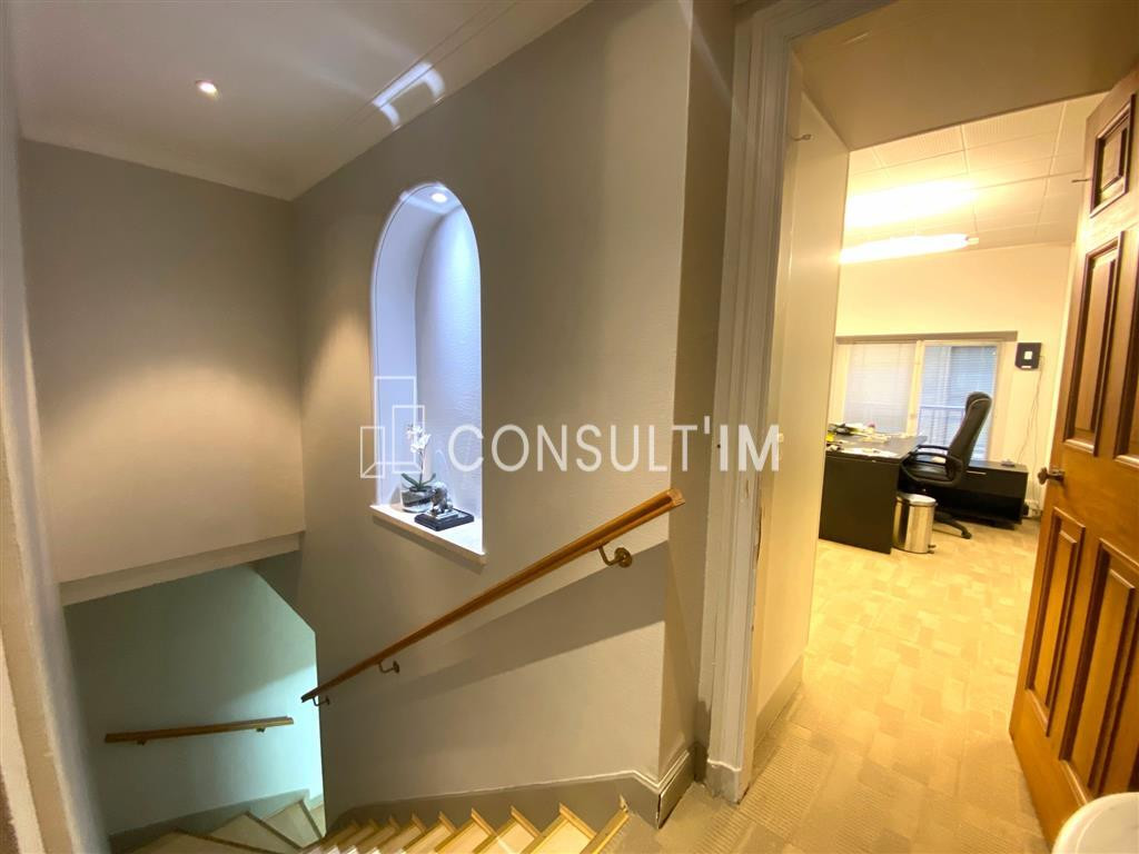 Locaux en duplex sur cour pavée