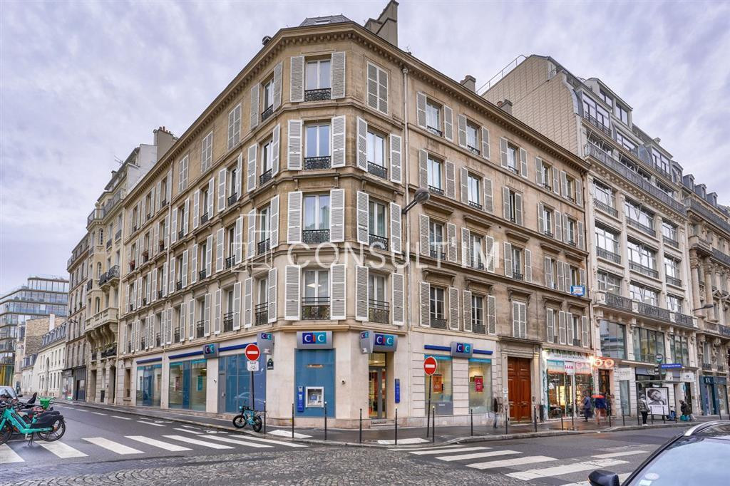 Bureaux bien entretenus, traversants, en étage élevé au cœur du QCA