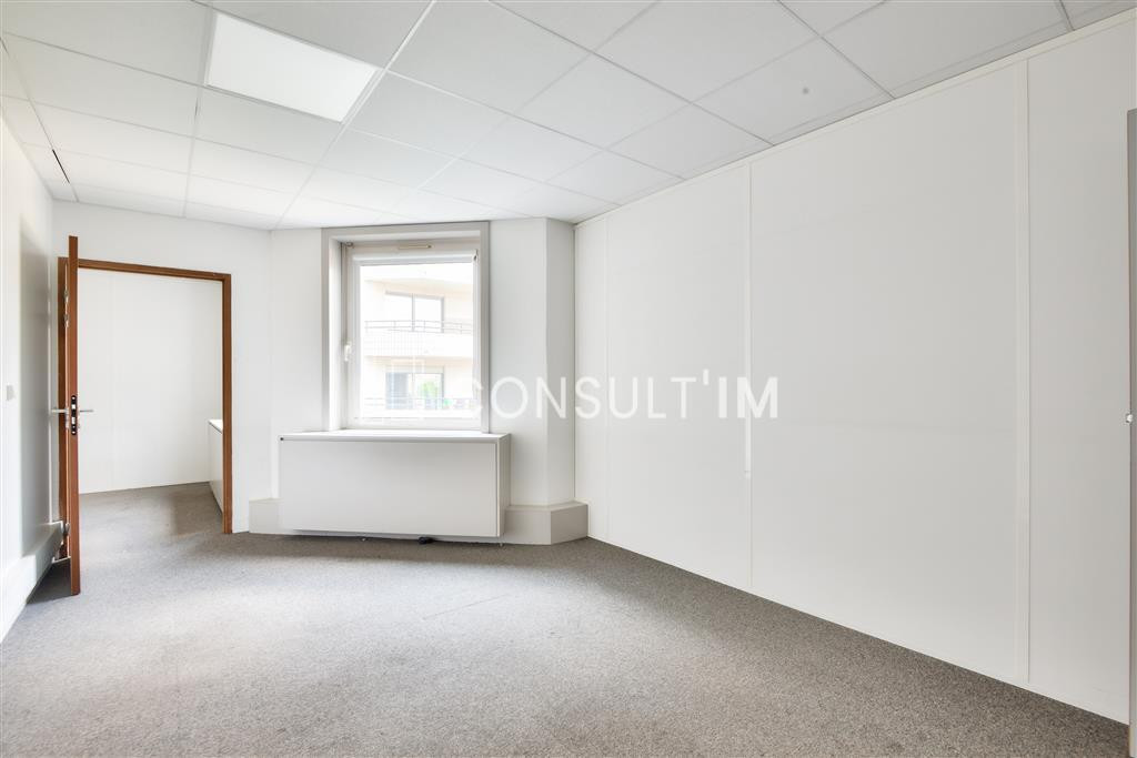 A proximité du Pont de Suresnes, à vendre des bureaux de 374m² au 1er étage
