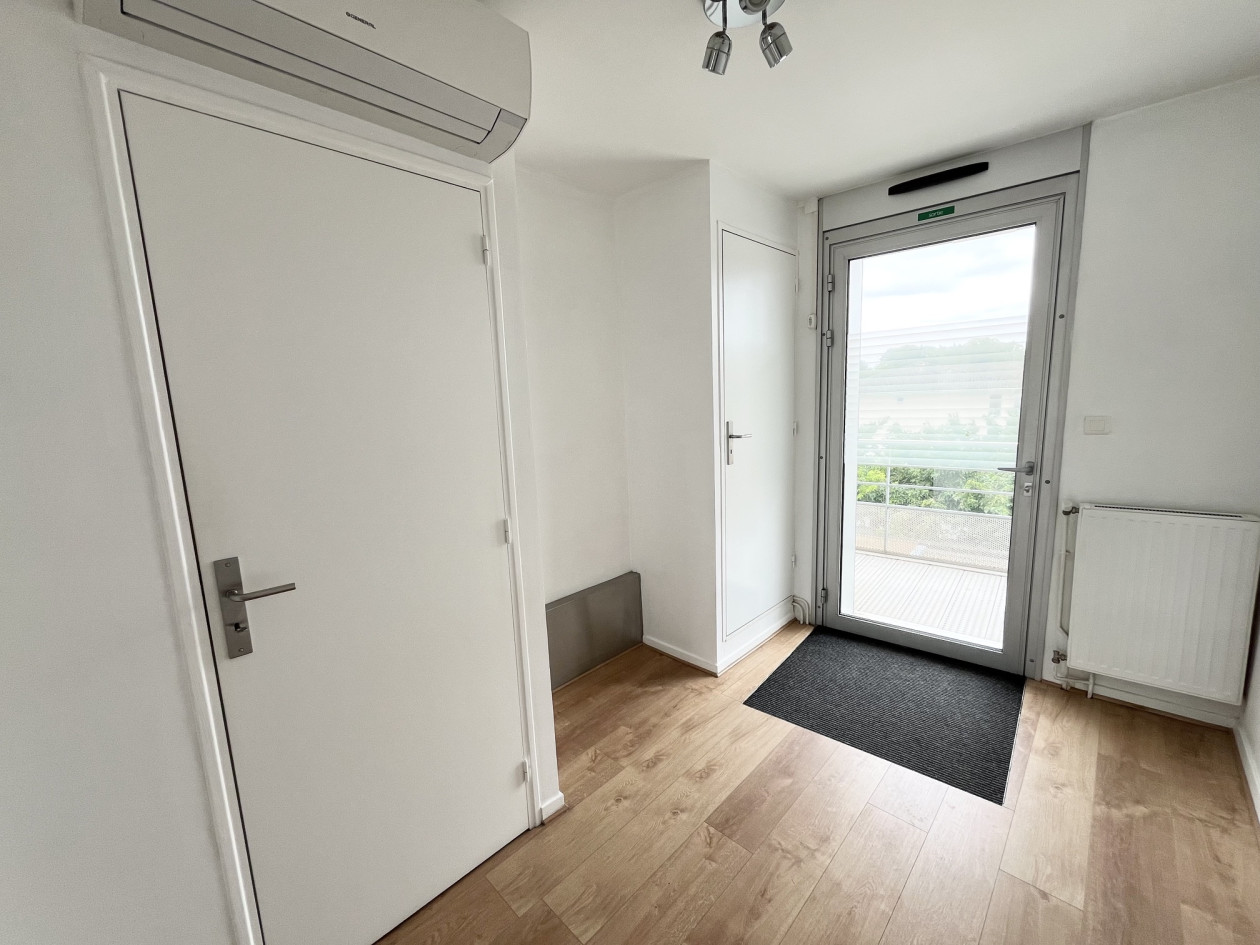 GRADIGNAN CENTRE DANS PÔLE DE SANTÉ LOCAL PROFESSIONNEL CLIMATISÉ 77 M²
