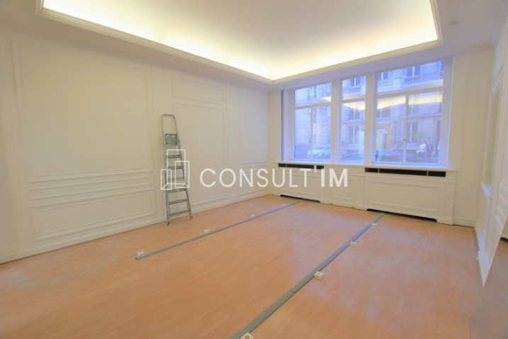 Locaux en duplex sur cour pavée