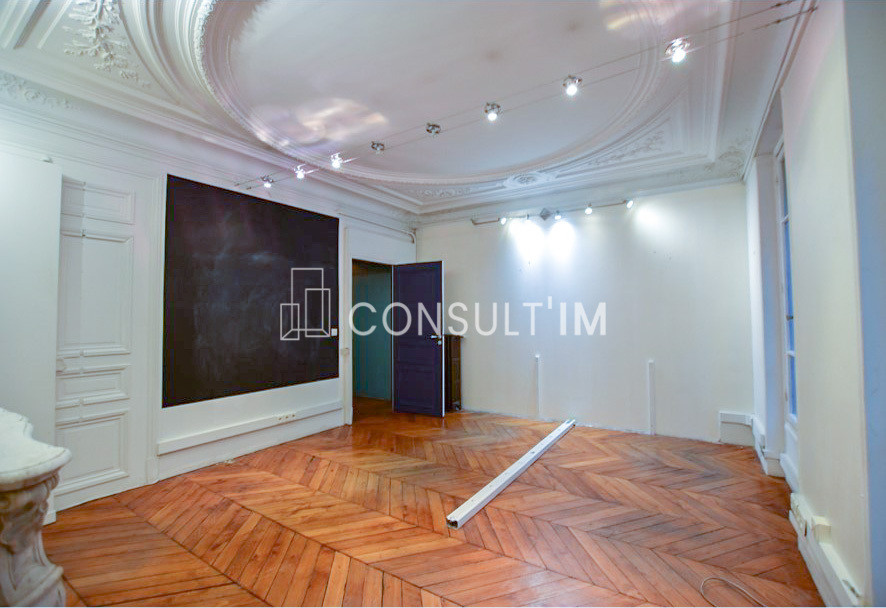 Bureaux calmes avec parquet, moulures et cheminées à louer dans le 17ème arrondissement
