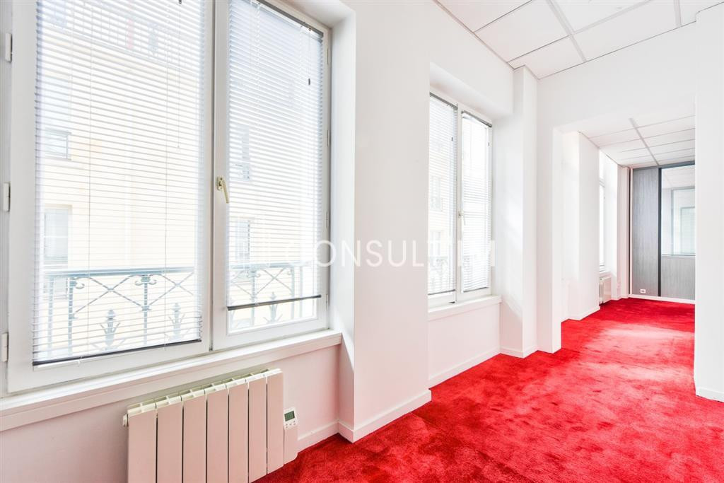 A louer bureaux modulables à toute proximité du métro Pyramides