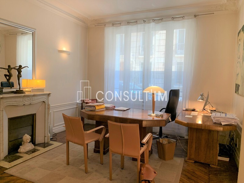 A proximité du Palais de Justice,  à louer locaux professionnels avec parquet et moulures