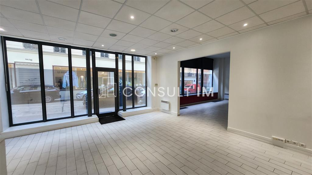 A l'angle de la rue d'Hauteville, locaux commerciaux à louer