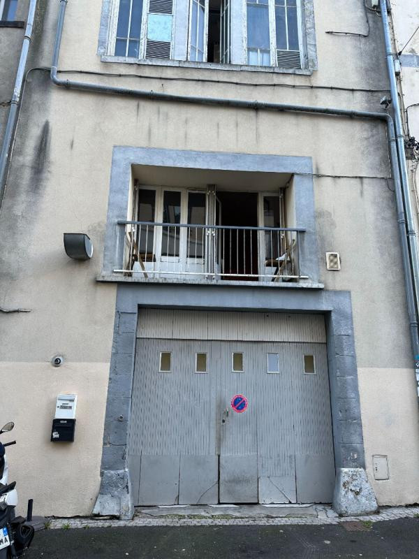 immeuble Clermont Ferrand 300 m2, loué, garage de 100 m2, rangement 100 m2, appart 60 m2 et 40 m2 auditorium prix 265000 FAI