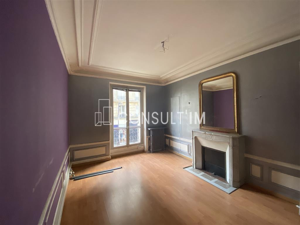 A proximité du jardin Christiane  Desroches-Noblecourt dans bel immeuble haussmannien