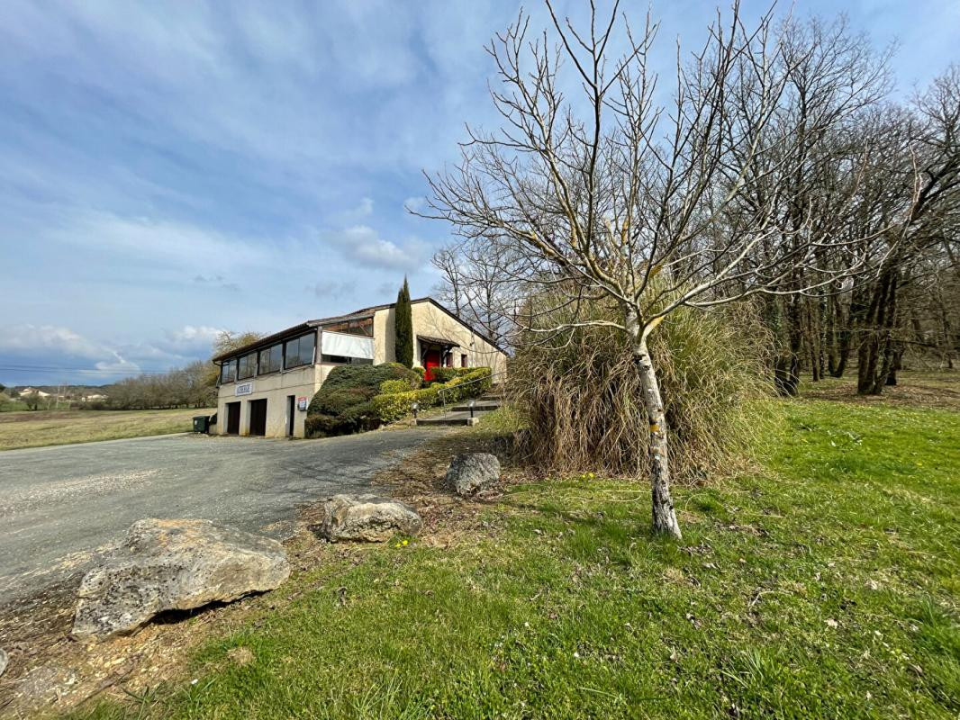 Bâtiment commercial sur 5642 m² de terrain