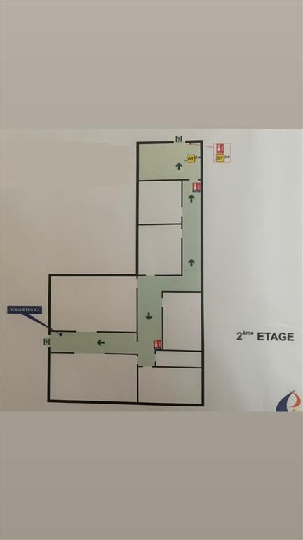 Dans un bel immeuble de standing - balcon filant - vue dégagée sur l'Avenue Foch - locaux lumineux