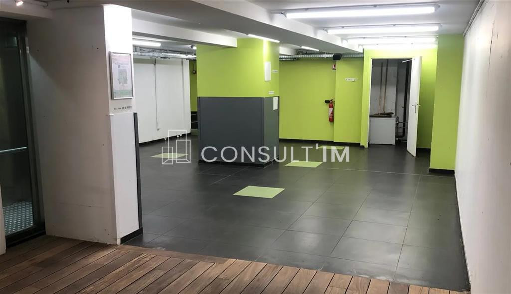 Au pied du métro Dupleix, boutique de 327 m²