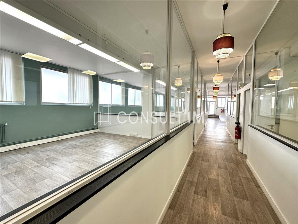 A louer bureaux atypique avec belle hauteur sous plafond