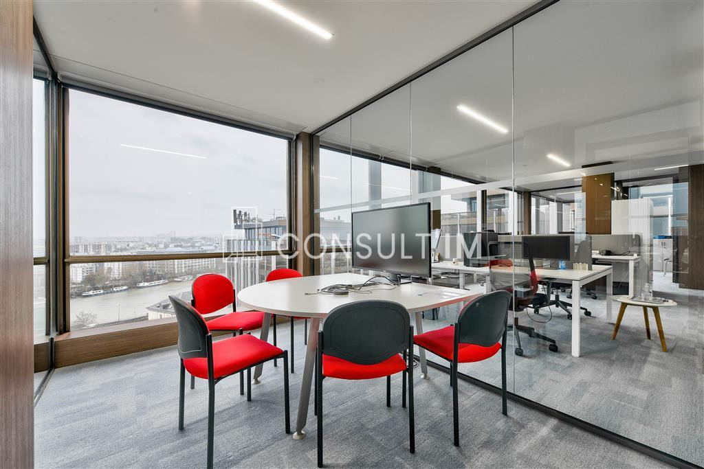 Dans un complexe immobilier de bureaux au pied de l'A13 et du Pt de St Cloud
