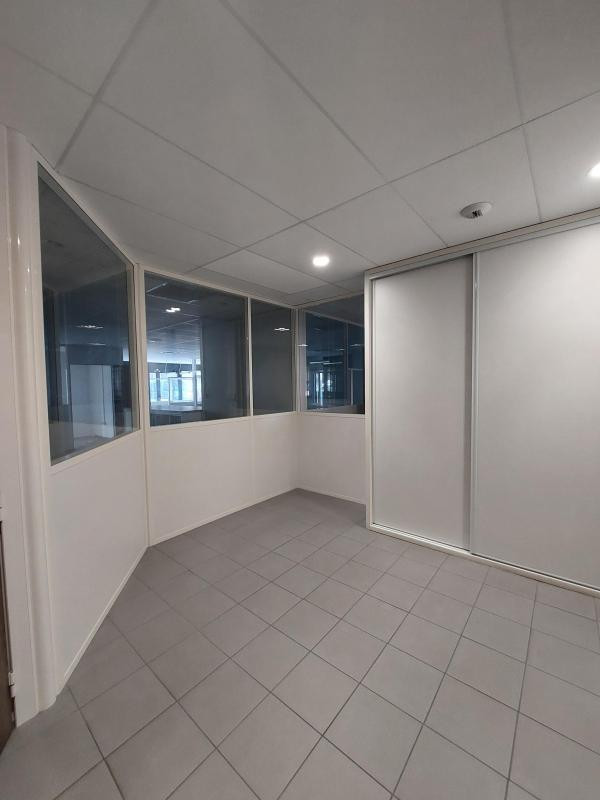 LOCAL PROFESSIONNEL OU COMMERCIAL - MONTEUX (84)