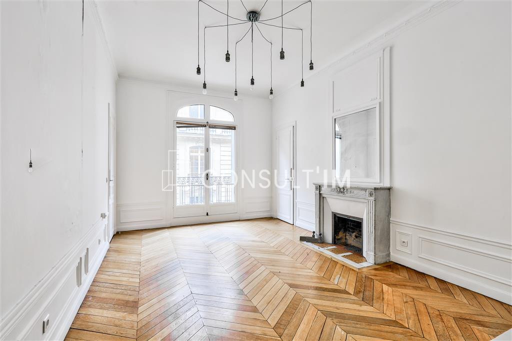 À louer  local  avec parquet, moulures, cheminées