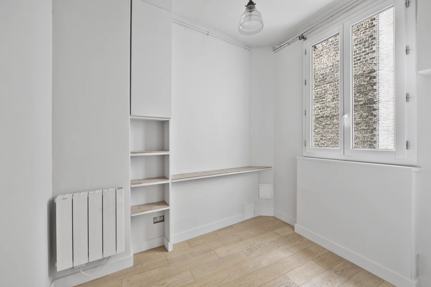 Mairie de Vincennes. Charmant local professionnel à louer de 49 m2 au 2ème étage