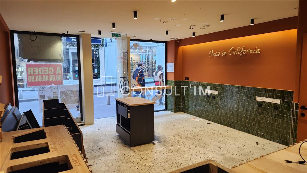 Place du marché Saint-Honoré, une boutique à louer de 48 m² en RDC et 13 m² en sous-sol