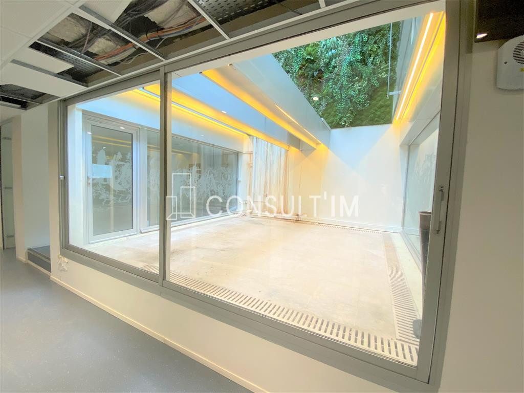 Bureaux idéalement situé, avenue Franklin D. Roosevelt avec patio
