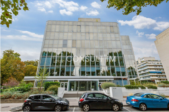 Dans un immeuble de grand standing dans un cadre verdoyant, plateau de bureaux à louer au 5ème étage