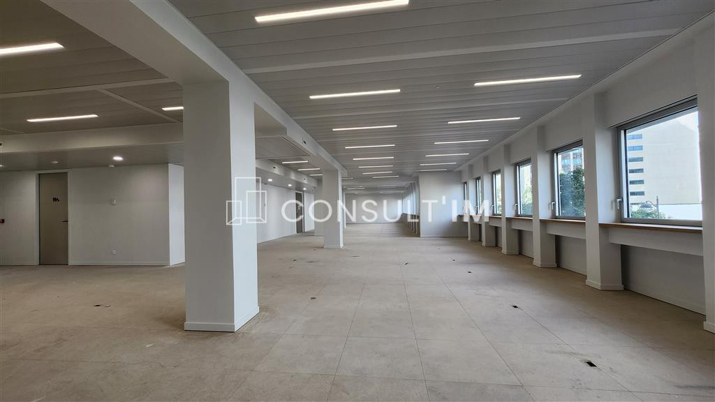Grande surface de bureaux dans un immeuble restructuré