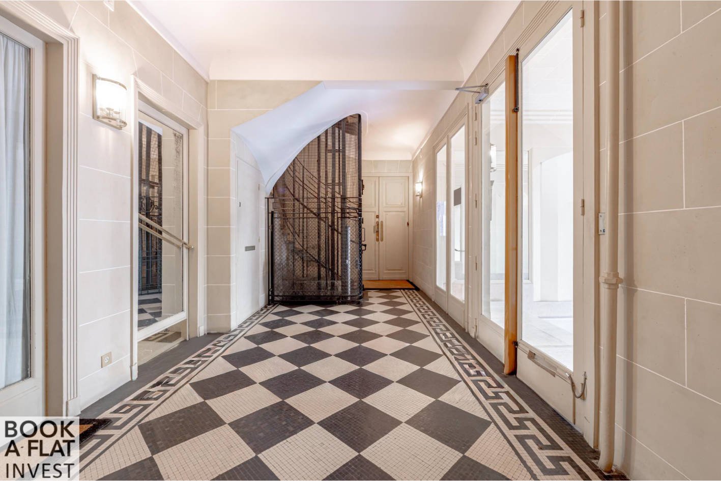 PROCHE TOUR EIFFEL / CHAMP-DE-MARS — Local RDC 65 m², idéal profession libérale