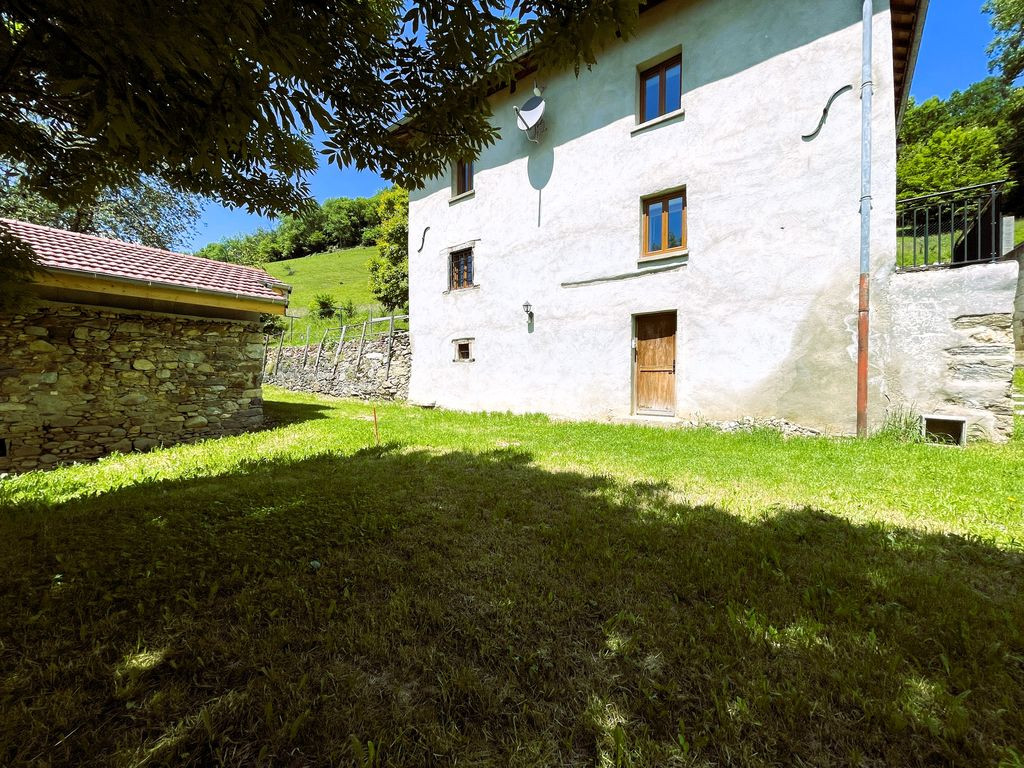 Propriété composée de 4 appartements + Terrain + Garage