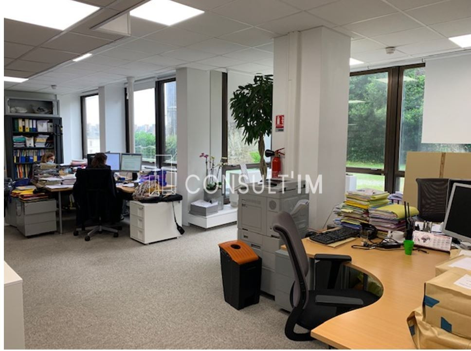 Dans un complexe immobilier de bureaux au pied de l'A13 et du Pt de St Cloud
