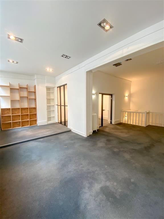 Bureaux en duplex sur cour avec belle hauteur sous plafond