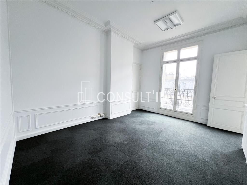 A louer bureaux avec balcon filant proche métro Miromesnil