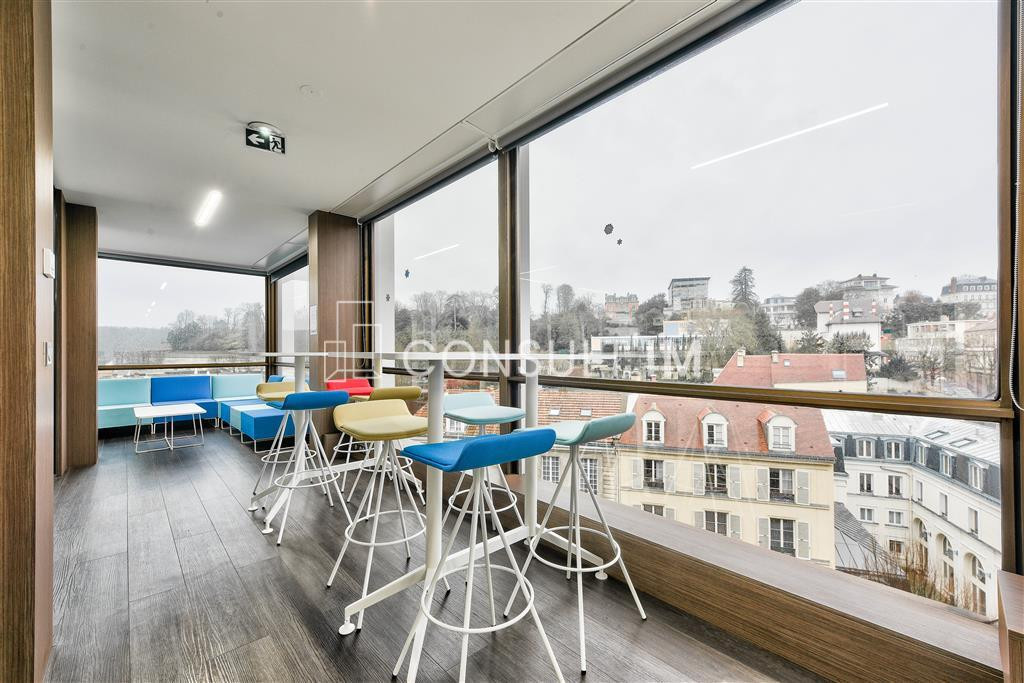 Dans un complexe immobilier de bureaux au pied de l'A13 et du Pt de St Cloud