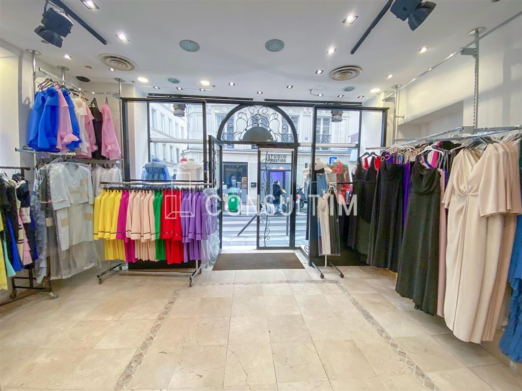 Boutique d'angle avec beau linéaire de vitrine