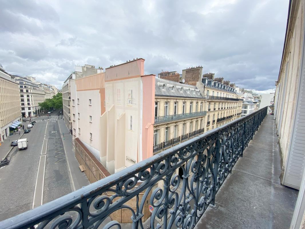 Rue de Penthièvre, bureaux haussmannien avec balcon filant