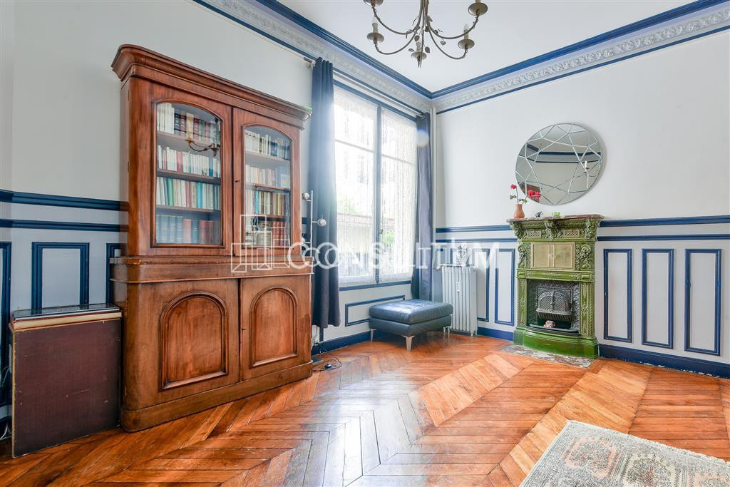 A vendre T2 avec parquet, moulures et cheminées