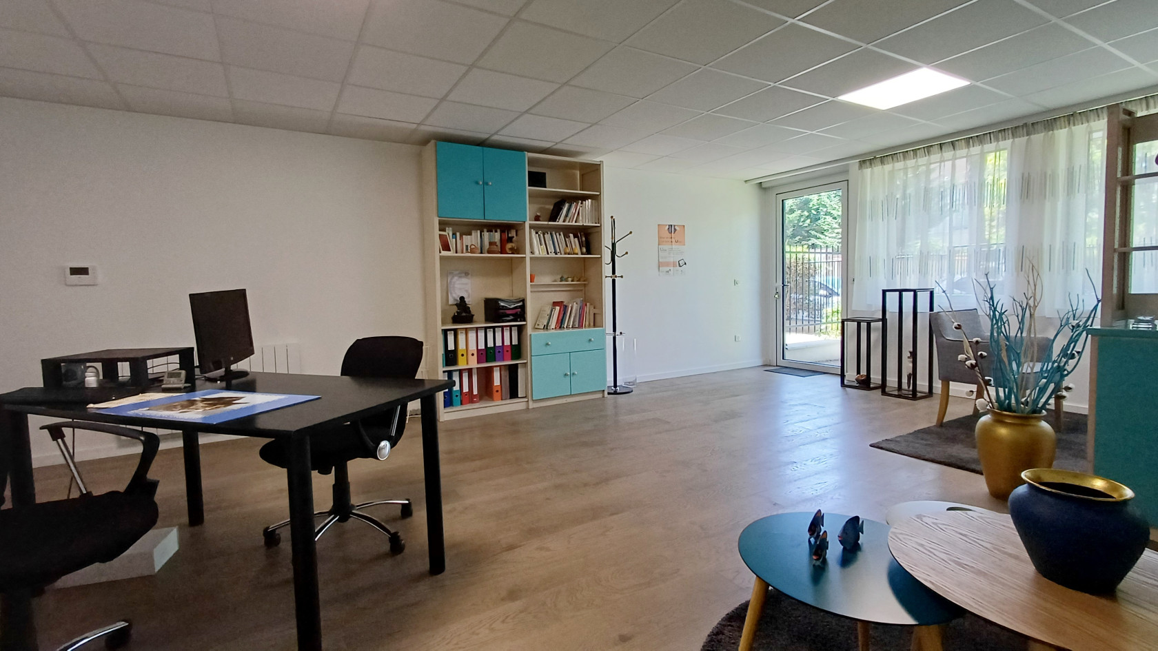 Rueil-malmaison triangle d’or – local professionnel indépendant 42 m² avec jardinet et parking – RDC PMR