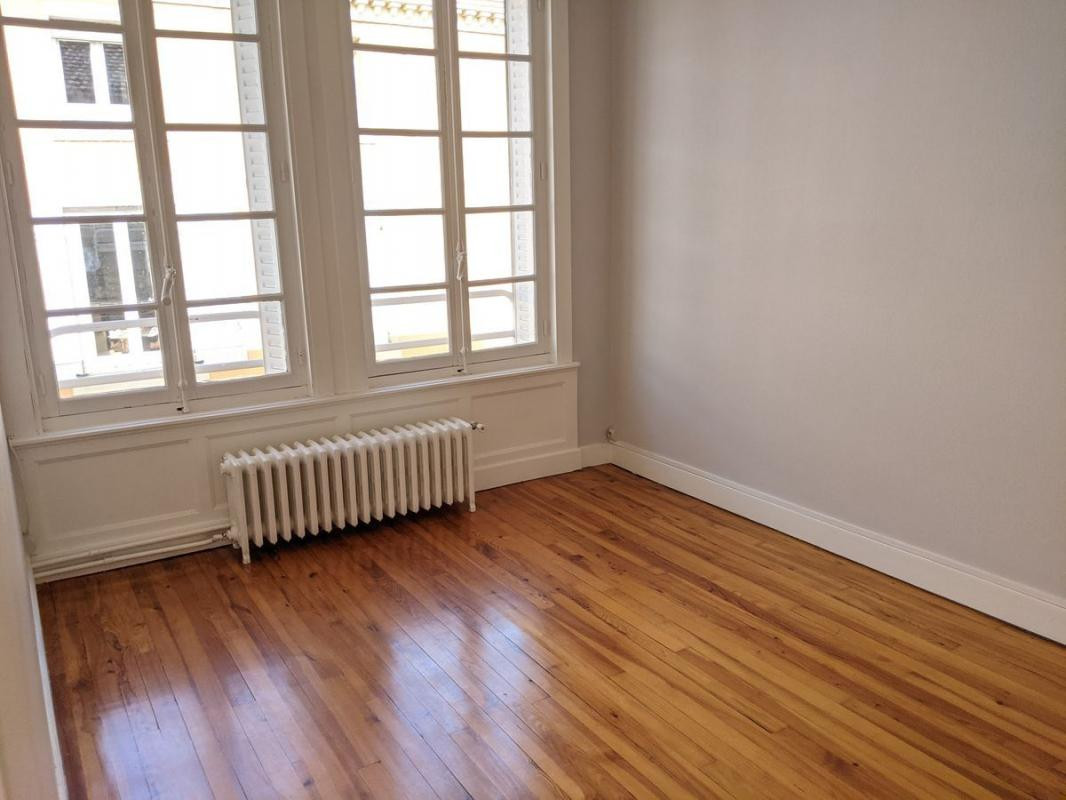 Immeuble de 3 appartements au centre de Condrieu