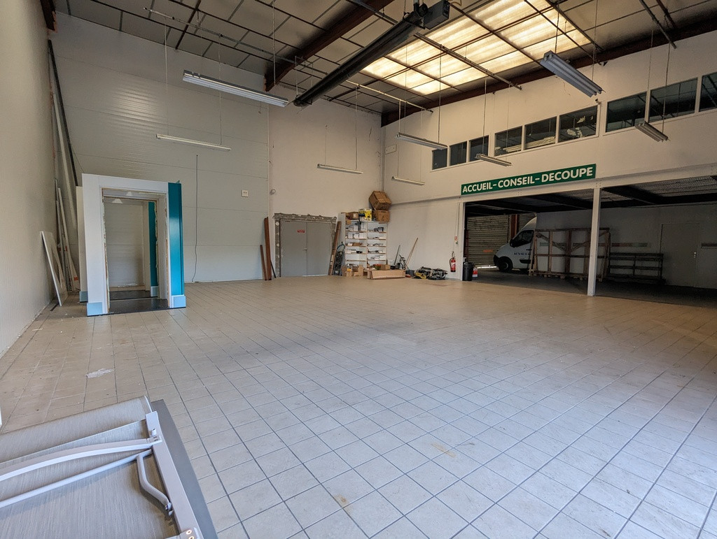 LOCAL CENORD 300 m² avec QUAIS PL + BUREAUX + PARKING 10 PL