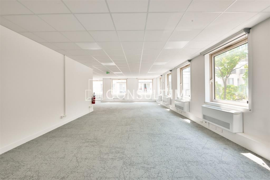 A proximité du Pont de Suresnes, à vendre des bureaux de 483 m² au 2ème étage