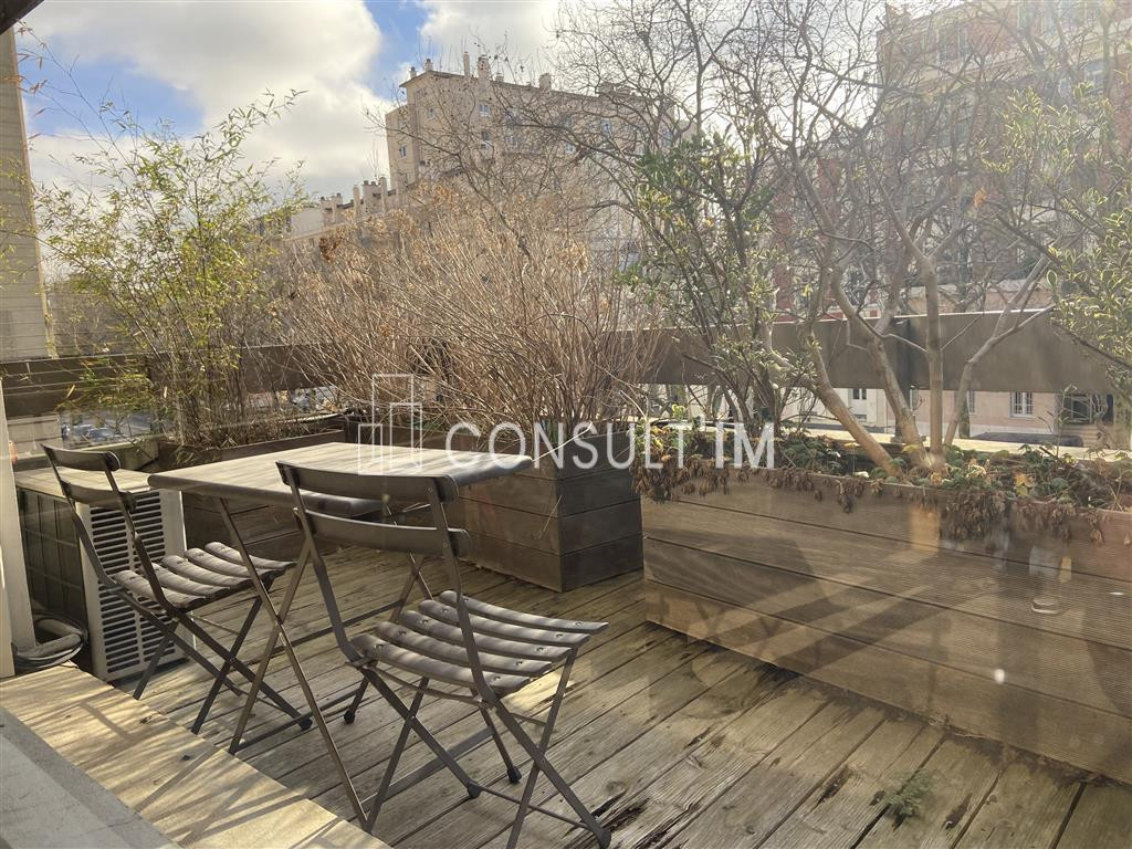 A deux pas de la Place de la Nation, bureaux avec terrasse privative et place de parking électrifiée