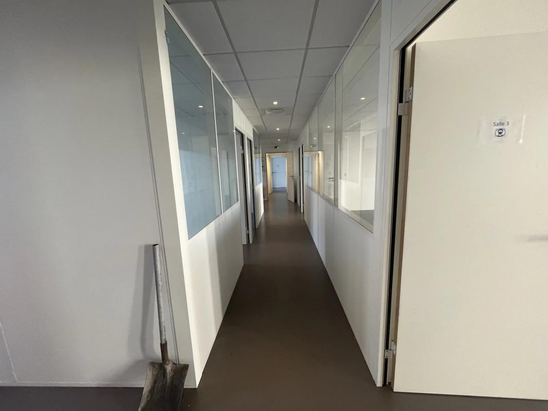 A LOUER, BUREAUX, SURFACE 167 m² ENVIRON, + 3 PARKINGS PRIVATIFS SECTEUR NICE OUEST