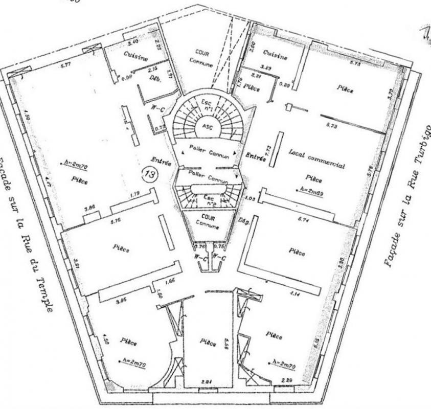Place de la République bureaux avec balcon filant à louer
