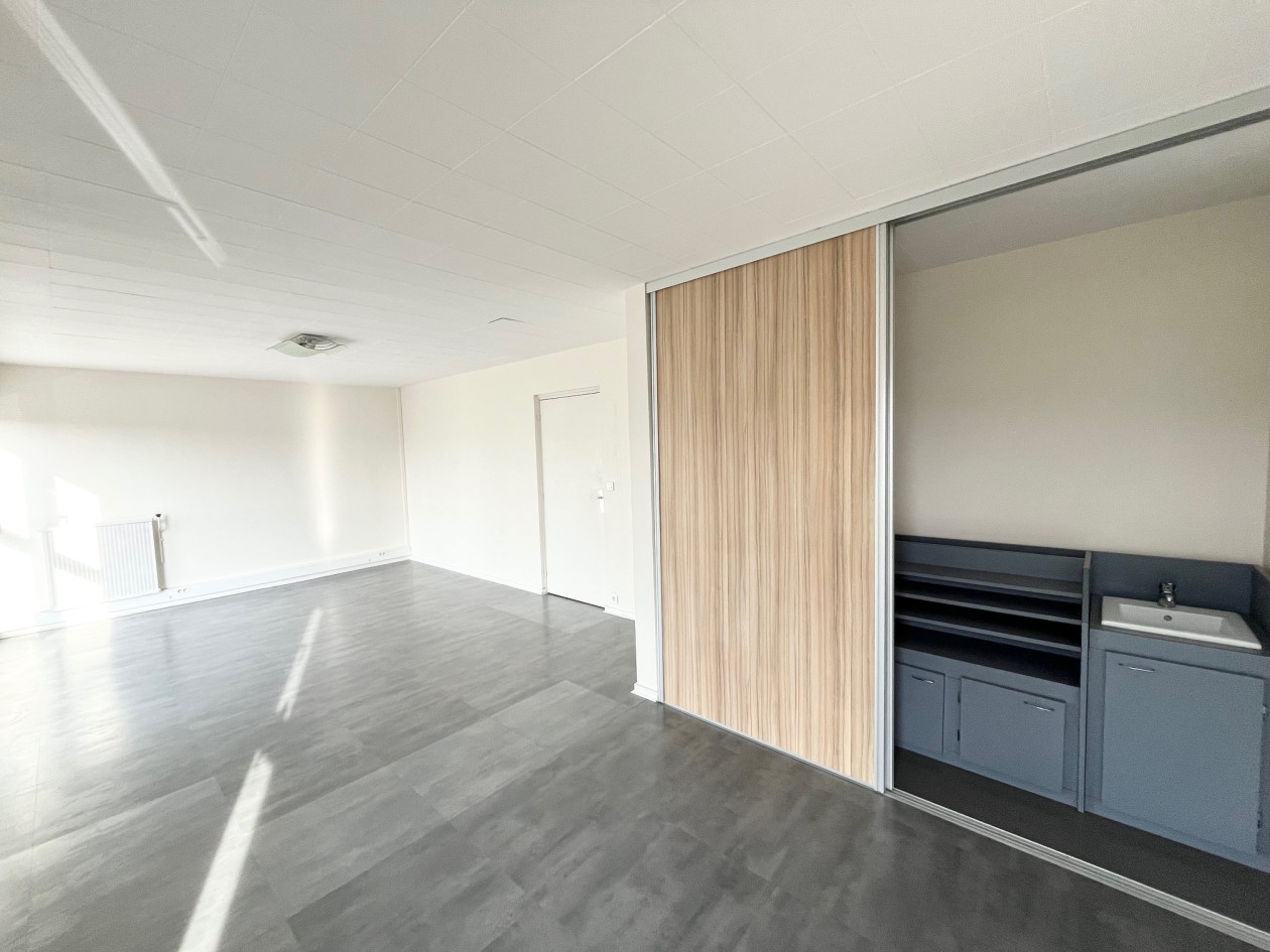 GRADIGNAN CENTRE DANS PÔLE DE SANTÉ LOCAL PROFESSIONNEL CLIMATISÉ 98 M² AVEC TERRASSE