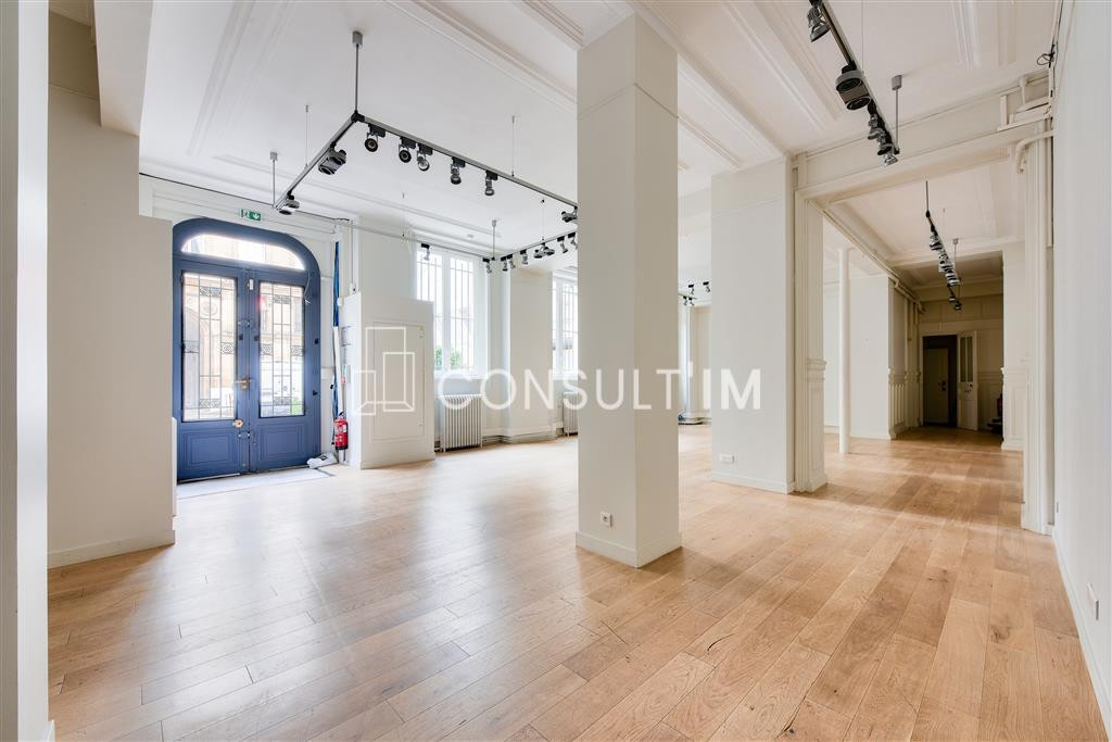 RARE - A deux pas de la Place Vendôme showroom avec très belle hauteur sous plafond