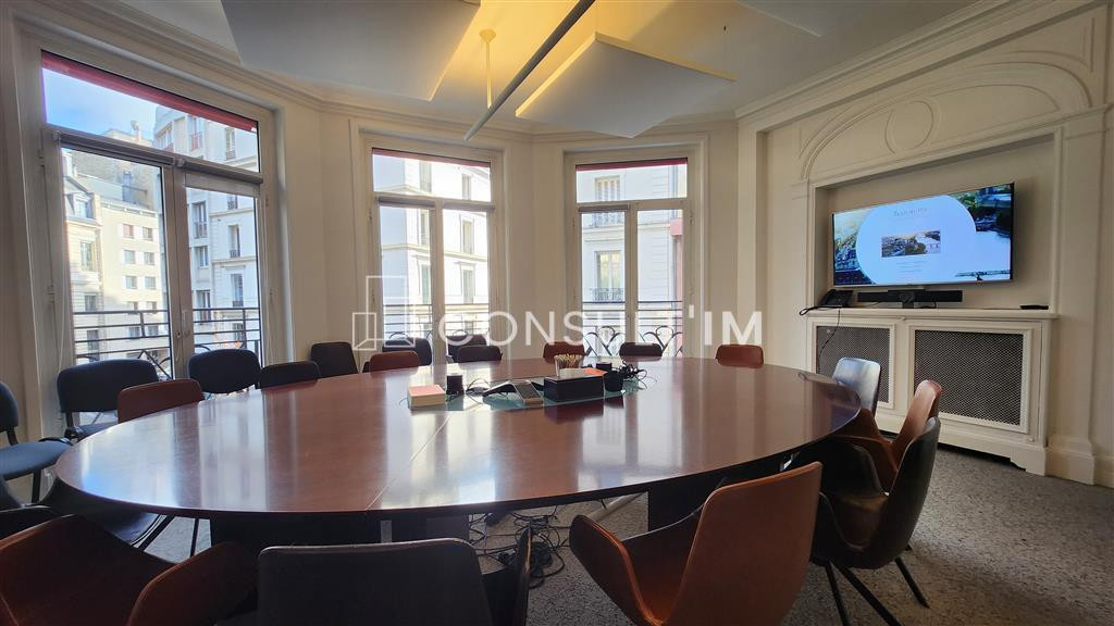 A toute proximité de la Place de l'Etoile, plateau de bureaux à louer de 472 m² au 1er étage
