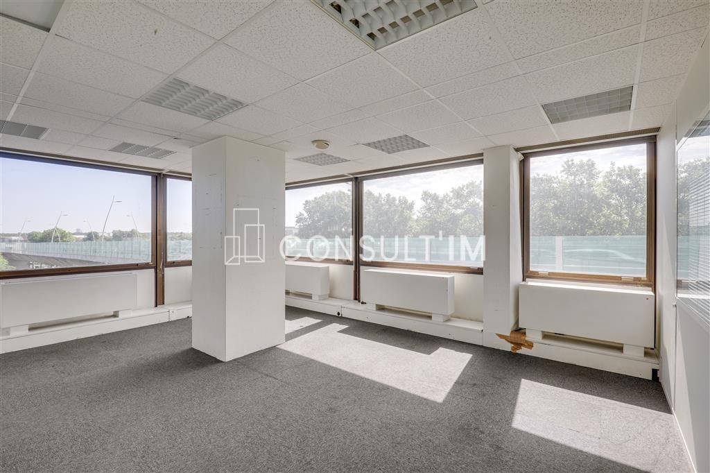Au pied du Pont de St Cloud, surface mixte, activité-bureaux, à louer de 607m²